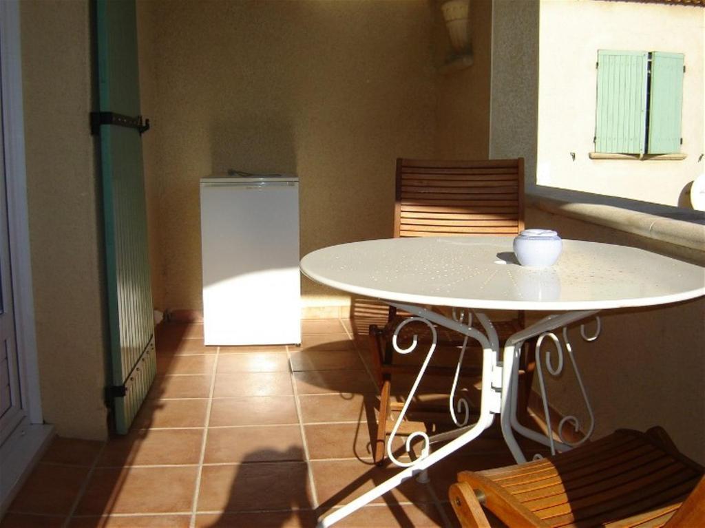 Le Mas De L'Amandier Saint-Saturnin-lès-Avignon Kamer foto