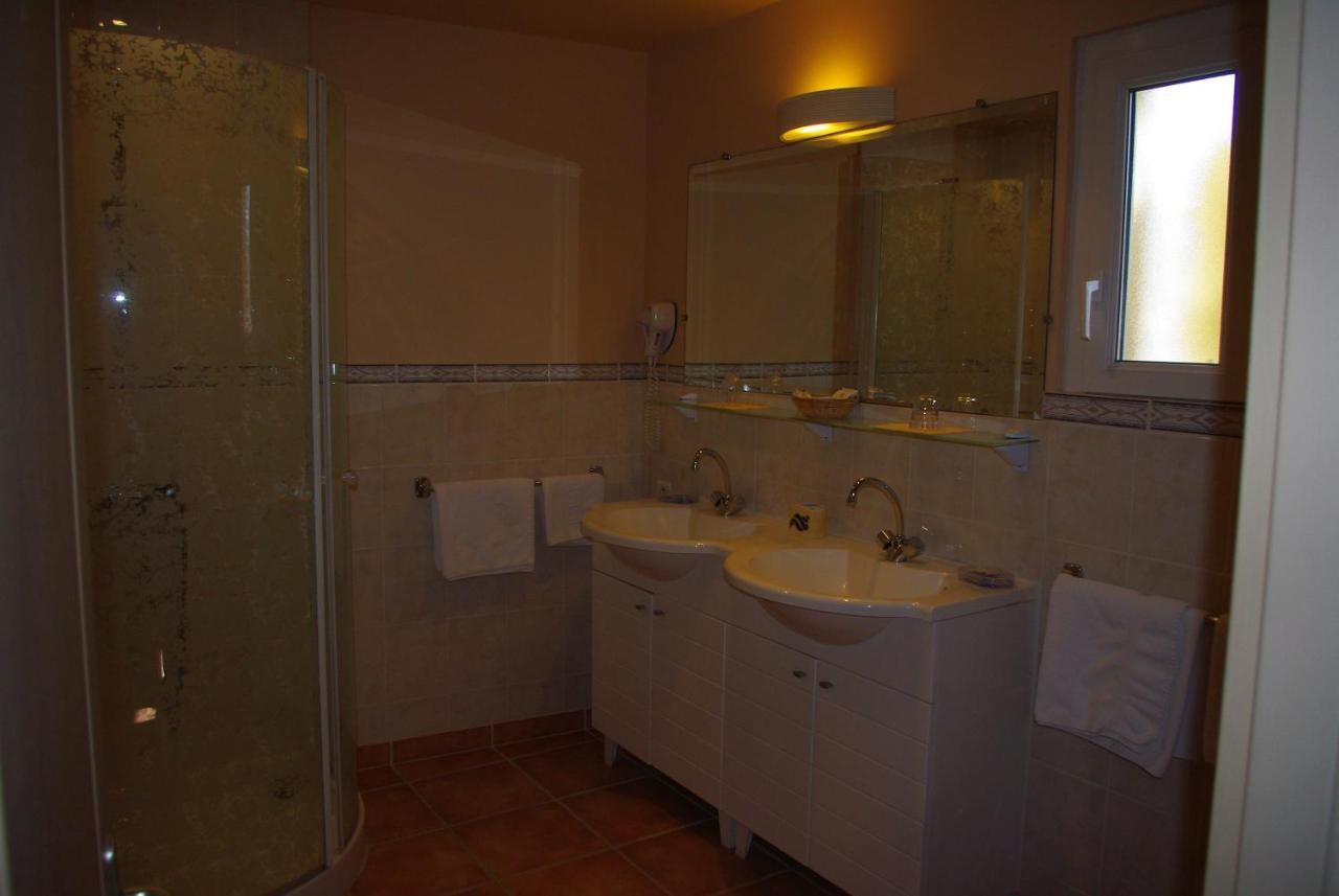 Le Mas De L'Amandier Saint-Saturnin-lès-Avignon Kamer foto